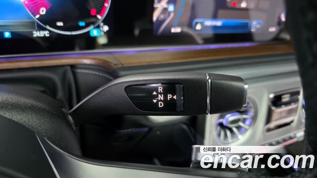 Mercedes-Benz G-Class 2025 — photo 9