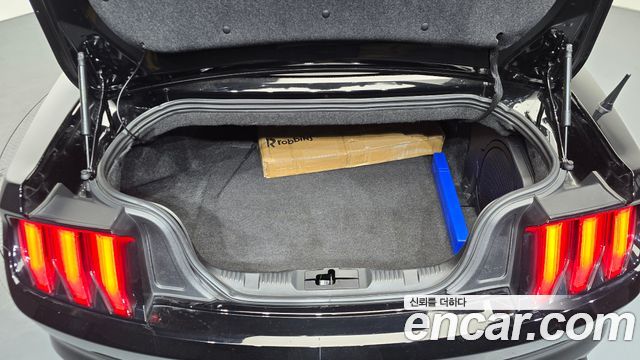 Ford Mustang 2022 — photo 24