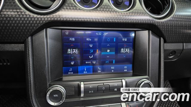 Ford Mustang 2022 — photo 31