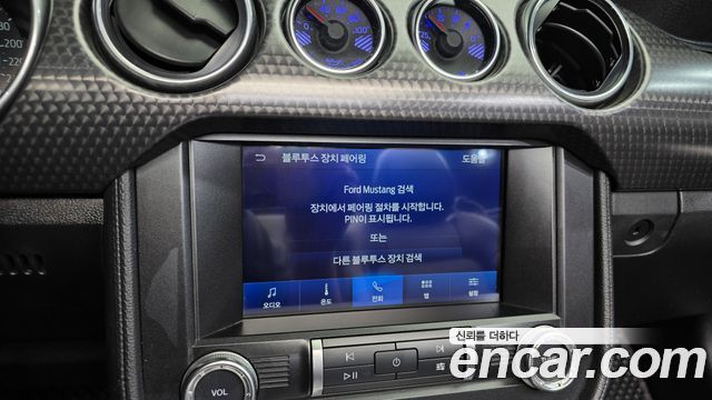 Ford Mustang 2022 — photo 32