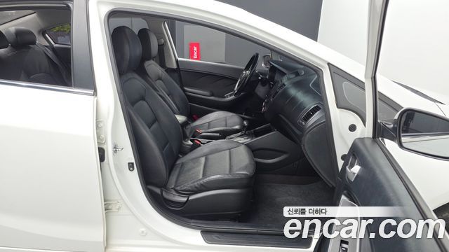 Kia K3 2015 — photo 11