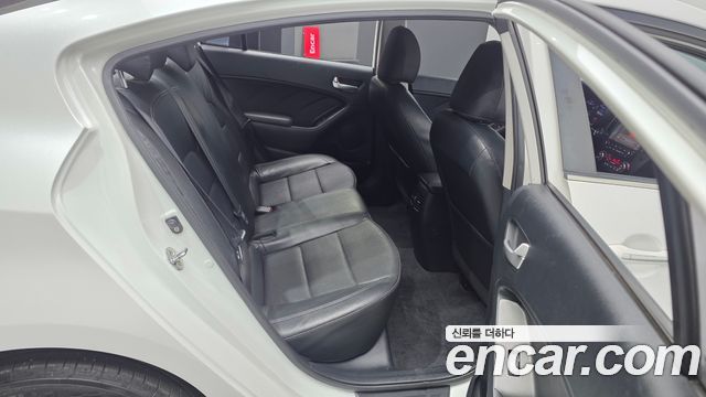 Kia K3 2015 — photo 12