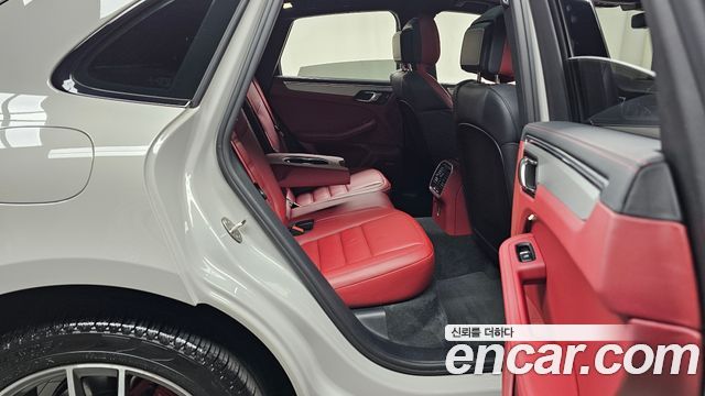 Porsche Macan 2023 — photo 17