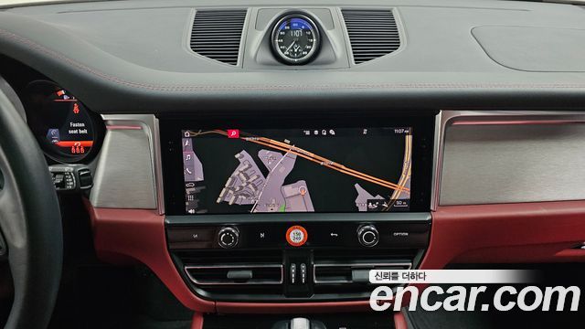 Porsche Macan 2023 — photo 18