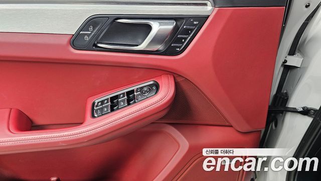 Porsche Macan 2023 — photo 26