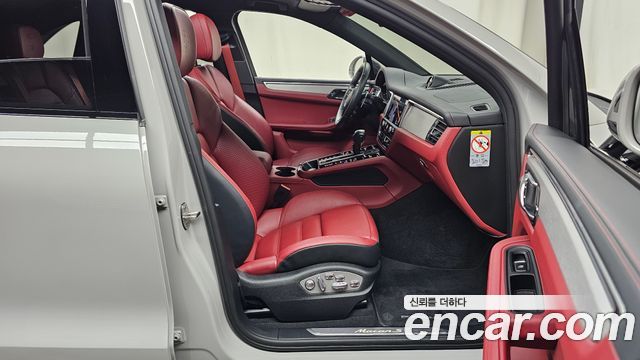 Porsche Macan 2023 — photo 16