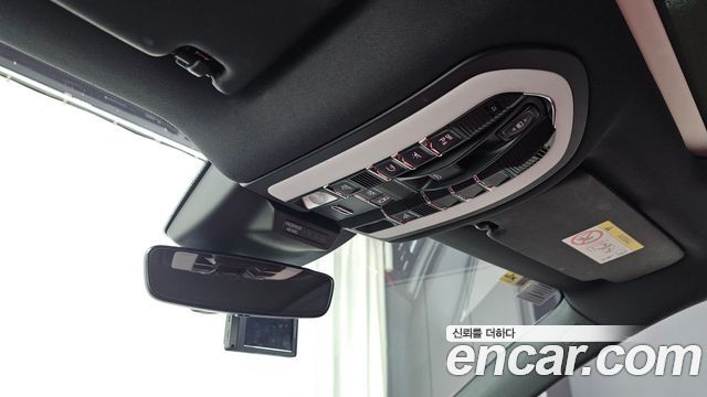 Porsche Macan 2023 — photo 29