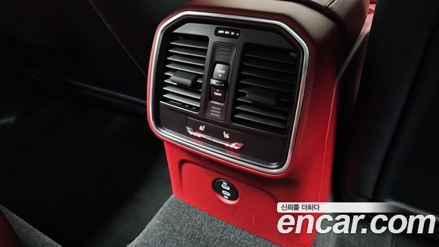 Porsche Macan 2023 — photo 31