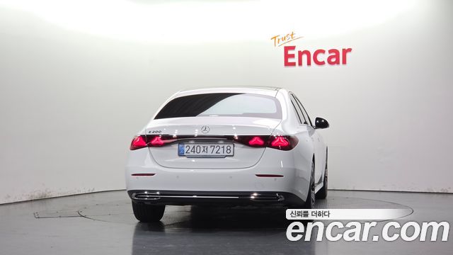 Mercedes-Benz E-Class 2025 — photo 4