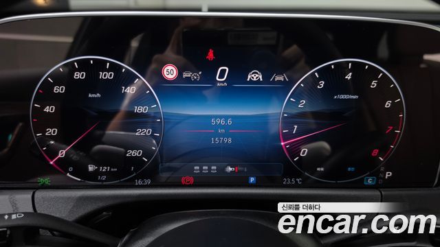 Mercedes-Benz E-Class 2025 — photo 11