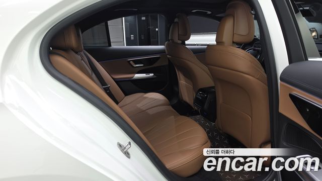 Mercedes-Benz E-Class 2025 — photo 18