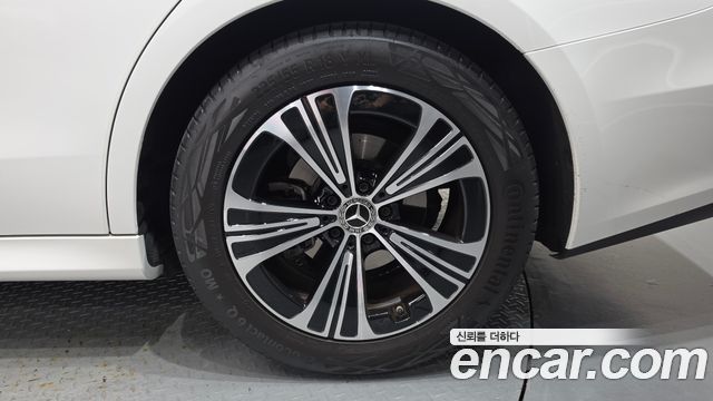 Mercedes-Benz E-Class 2025 — photo 7