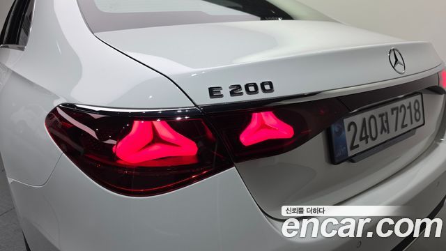 Mercedes-Benz E-Class 2025 — photo 9