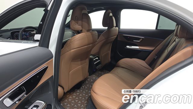 Mercedes-Benz E-Class 2025 — photo 16
