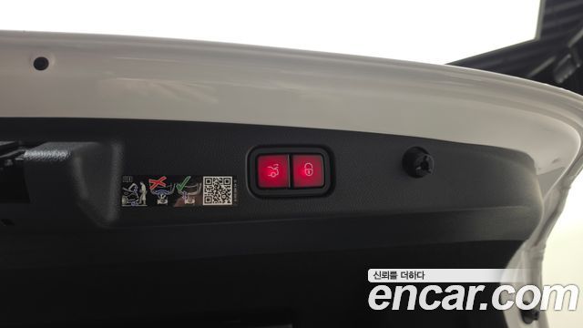 Mercedes-Benz E-Class 2025 — photo 31