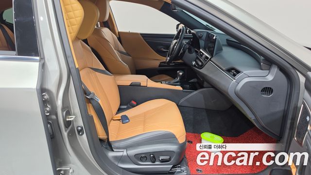 Lexus ES 2023 — photo 11