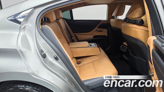 Lexus ES 2023 — photo 12