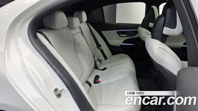 Mercedes-Benz C-Class 2025 — photo 17