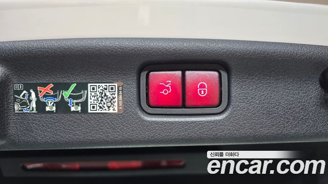 Mercedes-Benz C-Class 2025 — photo 24