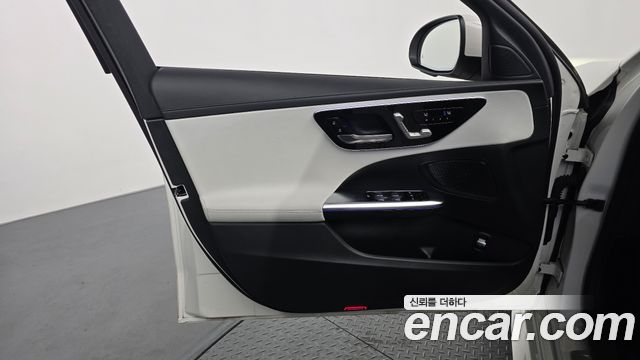 Mercedes-Benz C-Class 2025 — photo 14