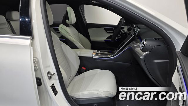 Mercedes-Benz C-Class 2025 — photo 16