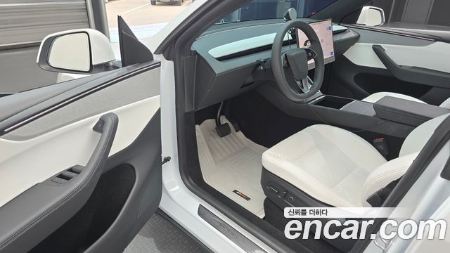 Tesla Model Y 2026 — photo 13