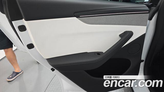 Tesla Model Y 2026 — photo 15