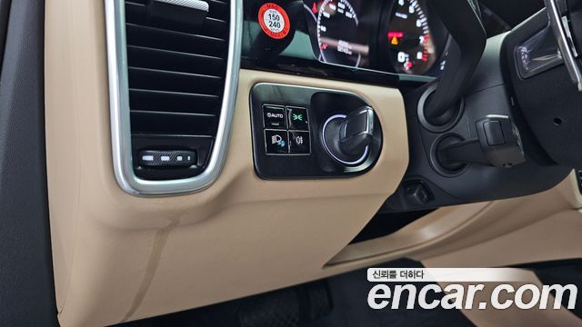 Porsche Cayenne 2020 — photo 34