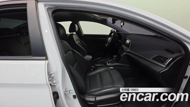 Hyundai AVANTE 2018 — photo 13