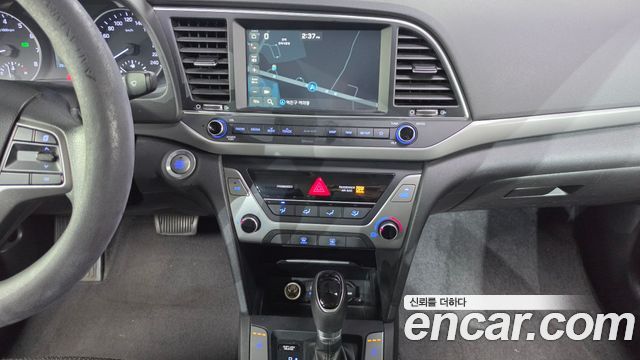Hyundai AVANTE 2018 — photo 23
