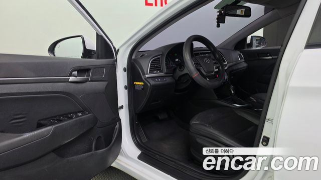 Hyundai AVANTE 2018 — photo 16