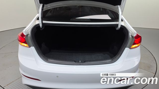 Hyundai AVANTE 2018 — photo 30