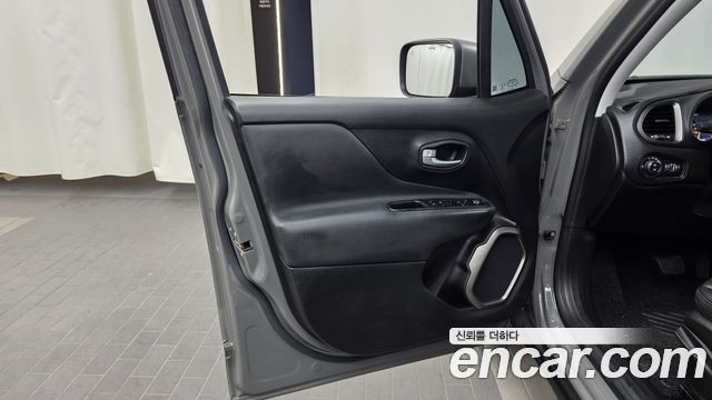 Jeep Renegade 2019 — photo 14