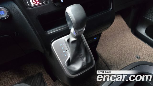 Hyundai Staria 2025 — photo 9