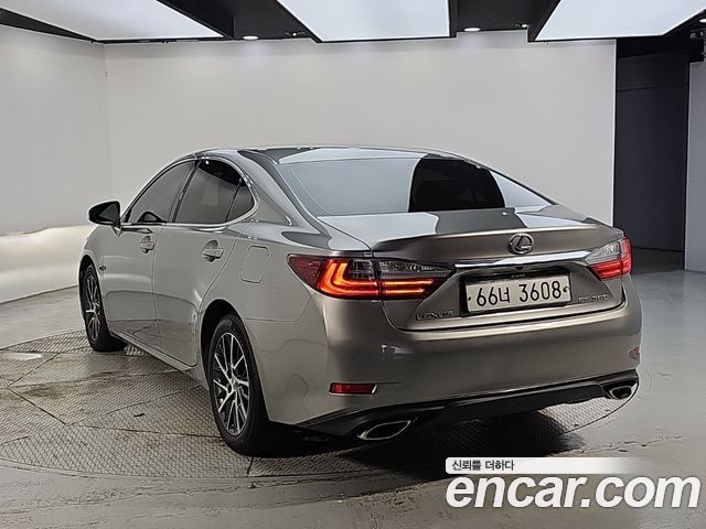 Lexus ES 2018 — photo 3