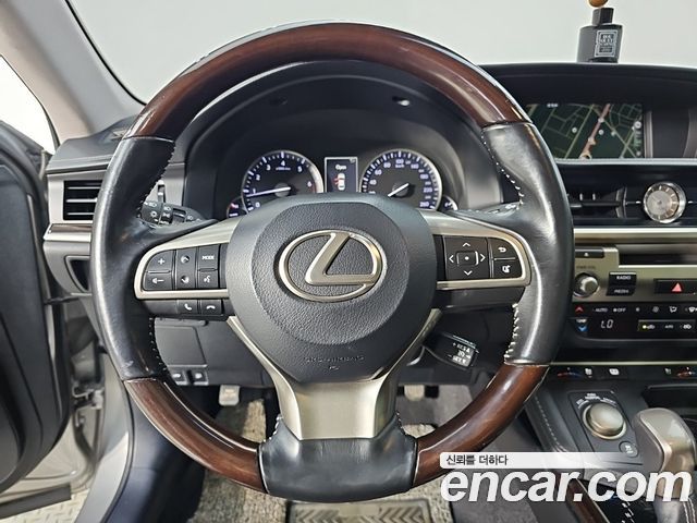 Lexus ES 2018 — photo 8