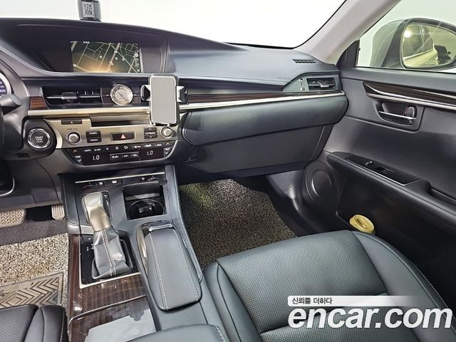 Lexus ES 2018 — photo 9