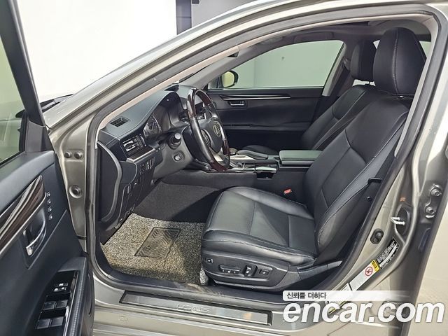 Lexus ES 2018 — photo 10