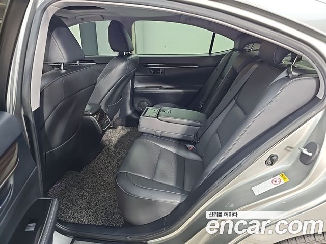 Lexus ES 2018 — photo 11