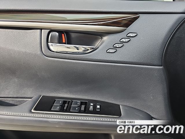 Lexus ES 2018 — photo 12