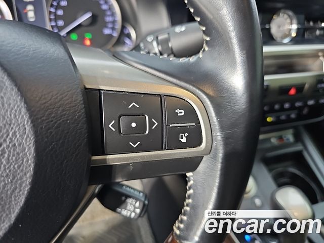 Lexus ES 2018 — photo 15
