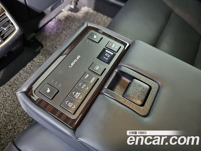 Lexus ES 2018 — photo 17