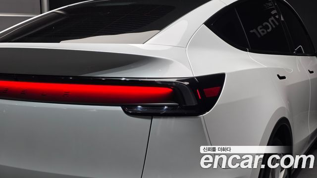 Tesla Model Y 2025 — photo 9