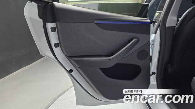 Tesla Model Y 2025 — photo 15