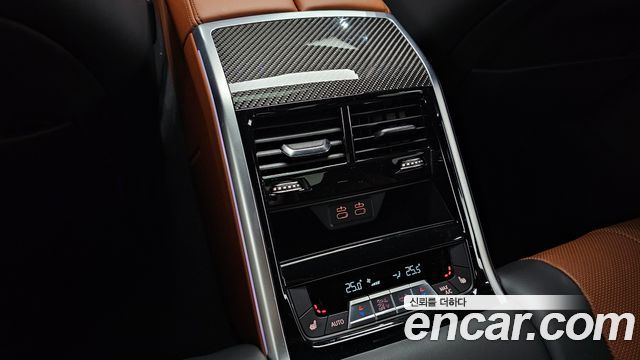 BMW 8-Series 2025 — photo 17