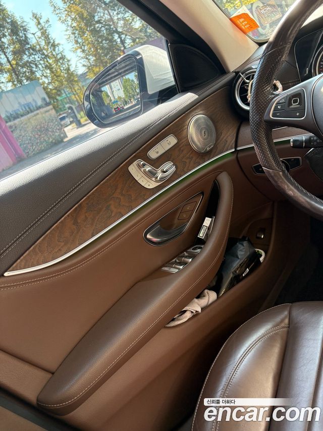 Mercedes-Benz E-Class 2017 — photo 11