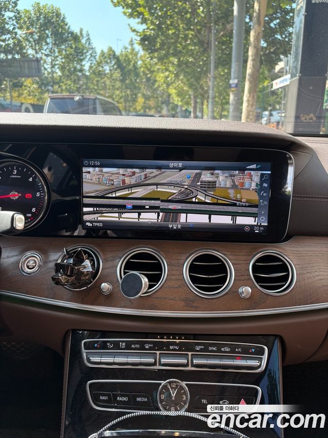Mercedes-Benz E-Class 2017 — photo 12