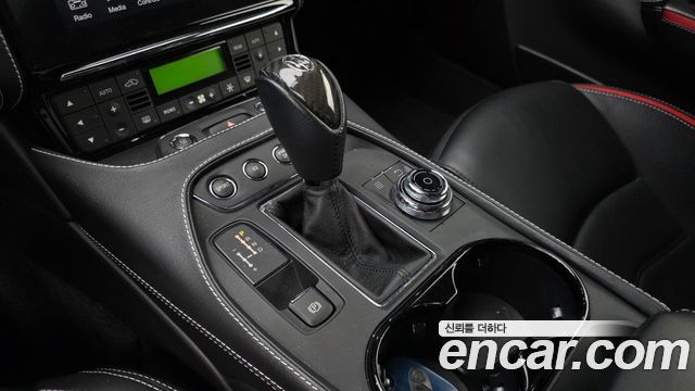 Maserati GranTurismo 2019 — photo 12