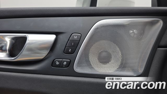 Volvo XC60 2024 — photo 32