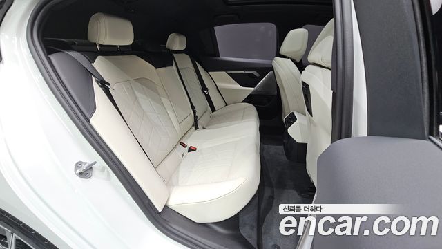 BMW 5-Series 2025 — photo 17